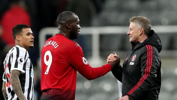 Soccer Football -  Premier League - Newcastle United v Manchester United - St James' Park, Newcastle, Britain - January 2, 2019  Manchester United interim manager Ole Gunnar Solskjaer shakes hands with Romelu Lukaku at the end of the match   REUTERS/Scott Heppell  EDITORIAL USE ONLY. No use with unauthorized audio, video, data, fixture lists, club/league logos or 