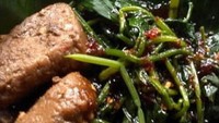 Disajikan dalam pincuk daun pisang, brambang asem dengan bacem tempe gembus siap disantap. Cukup bayar Rp 5.000 saja! Foto : Instagram @iititu_mariah