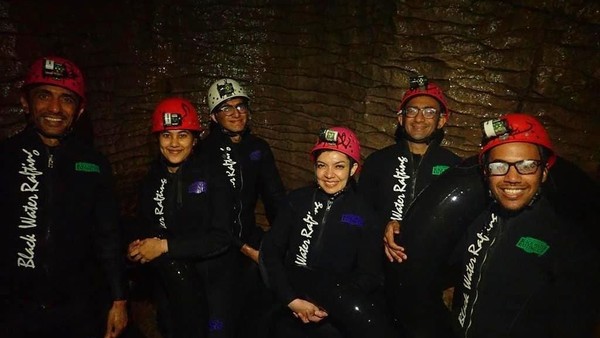 Salah satunya adalah Gua Waitomo, di North Island. Najwa Shihab bersama keluarga bertualang menyusuri gua dan sungai bawah tanah (Instagram/najwashihab) 