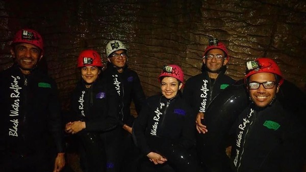 Salah satunya adalah Gua Waitomo, di North Island. Najwa Shihab bersama keluarga bertualang menyusuri gua dan sungai bawah tanah (Instagram/najwashihab)Â Salah satunya adalah Gua Waitomo, di North Island. Najwa Shihab bersama keluarga bertualang menyusuri gua dan sungai bawah tanah (Instagram/najwashihab)Â