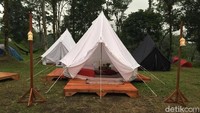 Lokasinya berada di kaki Gunung Merapi, tepatnya di Jalan Kaliurang Km 23, Desa Hargobinangun, Kecamatan Pakem. Lewat tempat kemping ini, traveler akan diajak berkumpul dengan kesederhanaan di alam, saatnya jauh dari gadget. (Ristu Hanafi/detikTravel)