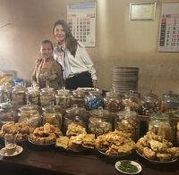 Cantik-cantik, Tamara Bleszynski Doyan Banget Makan di Warung!