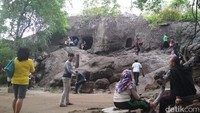 Dengan harga tiket masuk yang murah banget, pengunjung bisa menikmati  pemandangan bukit di kaki Gunung Klotok. (Istimewa)