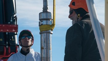 Kedalamannya 3.500 kaki atau sekitar 1 kilometer di bawah permukaan Antartika. Setelah dua hari dibor dengan perangkat bor air panas tekanan tinggi, para ilmuwan menyatakan danau itu luasnya dua kali kota Manhattan. Foto: Salsa