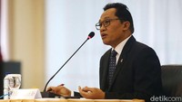 Mantan Kabiro Hukum dan Humas MA Ridwan Mansyur menjawab pertanyaan penguji.