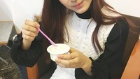 Sama seperti gadis lainnya, Tyu-zu juga penyuka dessert manis seperti es krim. Manisan mana nih, senyum Tyu-zu atau es krimnya? Hihi Foto: Instagram queentyuzu