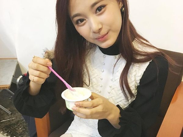 Pose Keren Tyu-zu, Wanita Tercantik Kedua Dunia yang Doyan Ngemil Es Krim