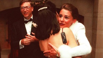 Melinda memeluk salah satu sahabatnya yang datang. Bill Gates waktu itu sudah berjaya berkat kesuksesan Microsoft. Sedangkan Melinda adalah pegawai Microsoft. Ya, mereka cinta lokasi. Foto: Facebook