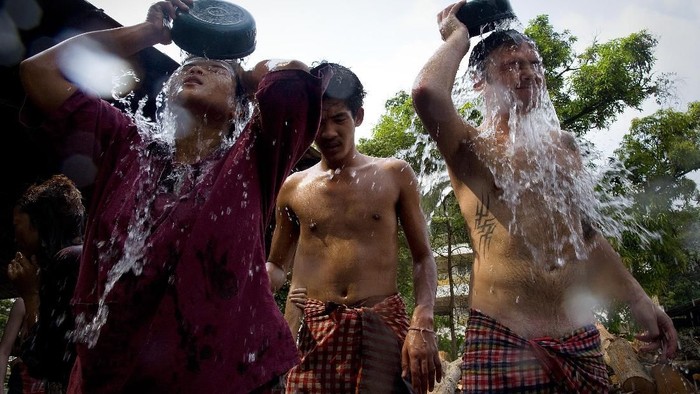 Para pecandu di Kuil Wat Thamkrabok mandi usai jalani terapi detoks muntah. (Foto: Paula Bronstein/Getty Images) Para pecandu di Kuil Wat Thamkrabok mandi usai jalani terapi detoks muntah. (Foto: Paula Bronstein/Getty Images)