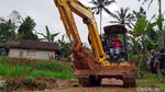 Potret Upaya Evakuasi Korban Longsor di Sukabumi