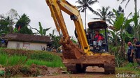 Eksakvator juga dikerahkan dalam pencarian korban tanah longsor di Kampung Cimapag.