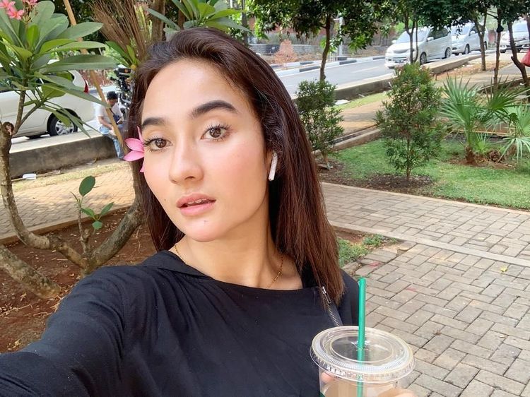9 Potret Naomi, Wanita yang Dicurigai Dekat dengan Sule, Saat Ngemil