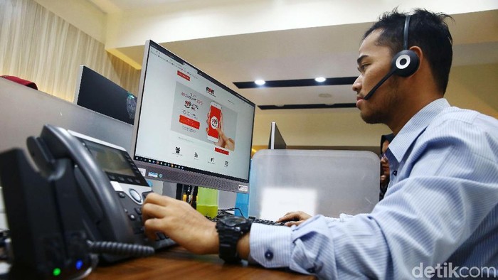 Petugas tengah beraktivitas di ruang call center KPK, Jakarta, Kamis (3/1/2018). Komisi Pemberantasan Korupsi (KPK) resmi buka layanan call center 198 untuk melayani pengaduan masyarakat terkait penyelewengan tindakan pidana korupsi.