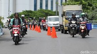 Para pengendara diminta agar lebih berhati-hati lagi saat melintas jembatan tersebut.