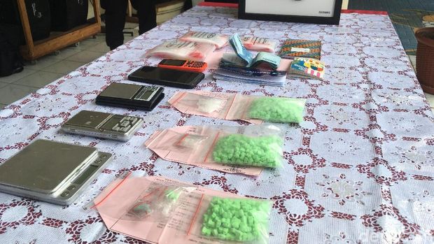  Polsek Kembangan, Jakarta Barat, menangkap dua orang pria berinisial  WN dan AM, pengedar ekstasi jaringan Lapas Cipinang. 