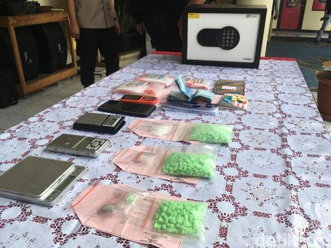 Barang bukti narkoba yang disita dari sekolah di Jakbar