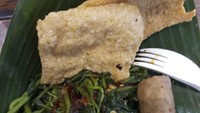 Pelengkap lain yang tak boleh dilupakan adalah kerupuk gendar. Kerupuk dari nasi ini rasanya gurih renyah. Foto : Instagram @kasihjuliw1723