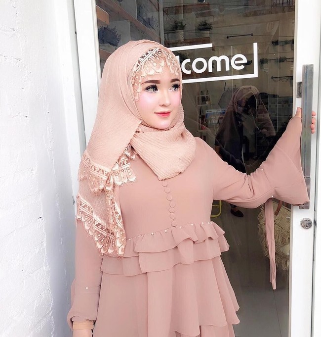 Selain cantik, Herlin juga lihai memadupadankan hijab. Ia memiliki gaya pashmina yang khas. Tampaknya, Herlin menyukai gaya feminin karena selalu memakai warna-warna yang girly. Foto: Instagram/HerlinKenza