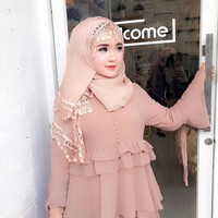 Selain cantik, Herlin juga lihai memadupadankan hijab. Ia memiliki gaya pashmina yang khas. Tampaknya, Herlin menyukai gaya feminin karena selalu memakai warna-warna yang girly. Foto: Instagram/HerlinKenza