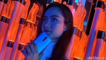 Oppo melindungi bagian layarnya dengan kaca Gorilla Glass 6, alhasil lebih tahan dari goresan. (Foto: Adi Fida Rahman/detikINET) 