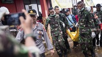 Tim SAR gabungan membawa jenazah korban longsor di kampung Cimapag, Desa Sirnaresmi, Kecamatan Cisolok, Kabupaten Sukabumi, Jawa Barat, pada Rabu (2/1/2019). Antara Foto/M Agung Rajasa.