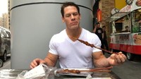 Meski sudah menjadi bintang terkenal, tapi John lebih suka kulineran di pinggir jalan. Mencoba salah satu sate di kaki lima saat ia berada di China, menjadi pilihan makan siangnya. Foto: Istimewa