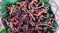 Selain daun ubi jalar, krokot yang direbus juga enak dicocol sambal brambang asem. Renyah juicy! Foto : Instagram @brambangasemania