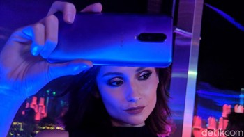 Dengan segala kemampuan tadi, harga Oppo R17 Pro dibanderol Rp 9,999 juta. (Foto: Adi Fida Rahman/detikINET)
