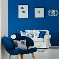 Palet bernuansa jewel atau bebatuan mulia seperti emerald, amethyst dan safir juga akan jadi tren besar di desain interior 2019. Warna-warna solid itu bisa diterapkan pada dinding, sebagai aksen maupun pilihan furnitur. Foto: iStock