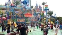 Di kolam renang Atlantis Land ada sajian mandi busa yang asyik dinikmati anak-anak. Target pengunjungnya sampai 15.000 orang (Hilda Meilisa Rinanda/detikTravel)