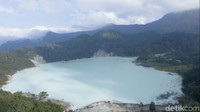Telaga Bodas adalah wisata alam berbentuk danau yang mengandung air belerang dengan pasir putih. Terletak di Kecamatan Wanaraja, destinasi ini kerap dipakai buat spot foto pre-wedding. (Hakim Ghani/detikTravel)