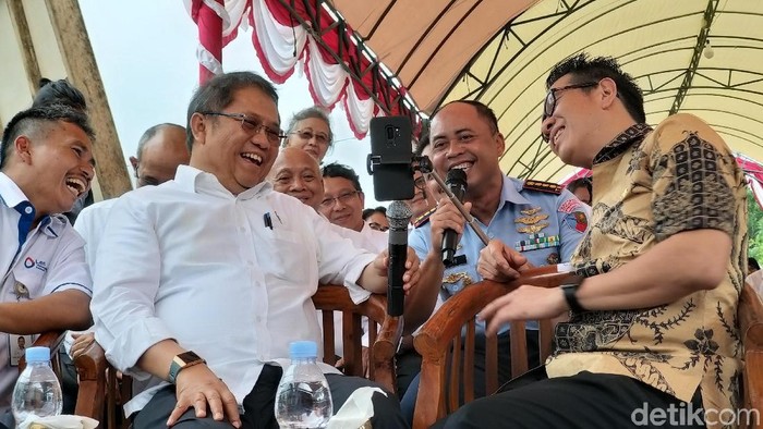 Menkominfo video call dengan Komandan Pangkalan TNI AU (Lanud) Raden Sadjad Kolonel Pnd Prasetiya Halim di Ranai, Natuna, Kepulauan Riau. Foto: Rachmatunnisa/detikINET Menkominfo video call dengan Komandan Pangkalan TNI AU (Lanud) Raden Sadjad Kolonel Pnd Prasetiya Halim di Ranai, Natuna, Kepulauan Riau. Foto: Rachmatunnisa/detikINET