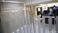 Ruang kerja para agen call center 198 berada di Gedung Penunjang KPK, Jalan Kuningan Persada, Jakarta Selatan. Di dalam pintu masuk ruang tersebut tertulis Layanan Informasi Publik KPK.