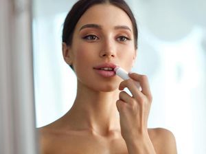 8 Produk Favorit untuk Mengatasi Bibir Kering Saat Puasa