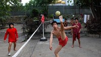 Peserta program detoks bermain sepak takraw. Mereka bisa tinggal selama beberapa minggu bila belum merasa bersih secara fisik maupun mental. (Foto: Paula Bronstein/Getty Images)