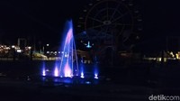 Air mancur ini menari-nari dengan berwarna-warni berlatar belakang wahana Cakrawala setinggi 33 meter (Eko Susanto/detikTravel)