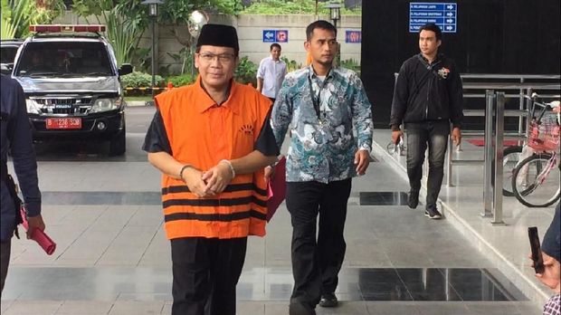 Taufik datang ke KPK untuk perpanjangan penahanan.