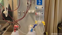 Mesin cuci darah dengan jenis HD. Sekali treatment, pasien melakukan cuci darah selama 3-4 jam. (Foto: Khadijah Nur Azizah/detikHealth)  