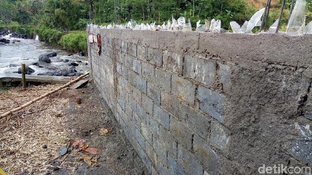 Kalah Pilkades, Warga di Wonosobo Menutup Jalan dengan Tembok