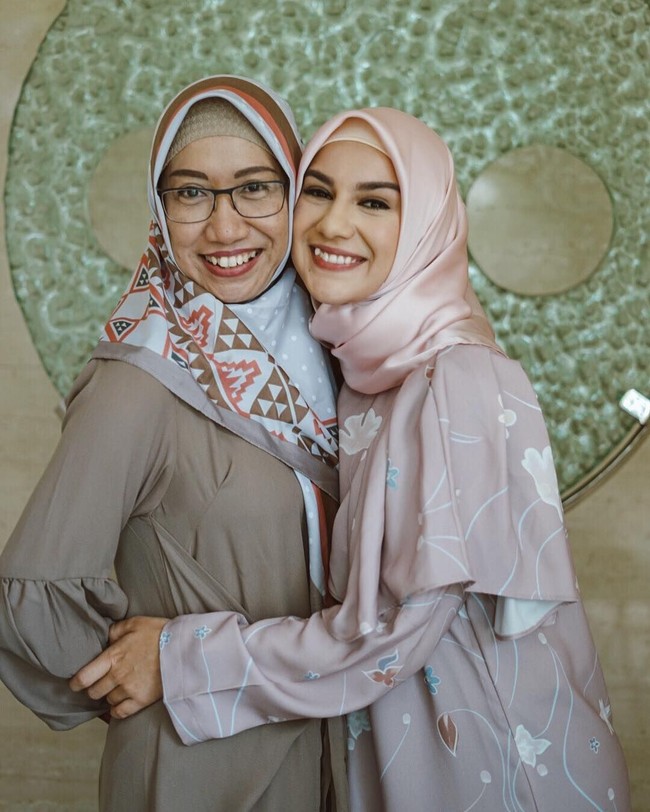 Ia pun pernah terlihat memakai hijab saat berfoto bersama sang bunda. Irish Bella tampil menawan dengan balutan hijab segi empat satin dan blouse bercorak lembut. Foto: Instagram/_irishbella_