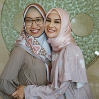 Ia pun pernah terlihat memakai hijab saat berfoto bersama sang bunda. Irish Bella tampil menawan dengan balutan hijab segi empat satin dan blouse bercorak lembut. Foto: Instagram/_irishbella_