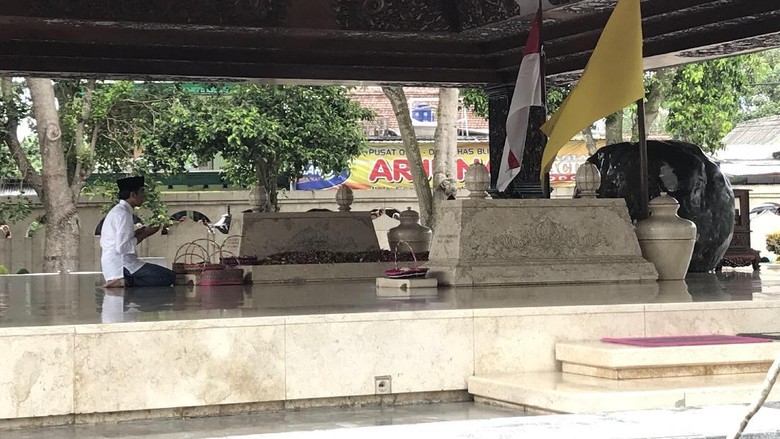 Jokowi Ziarah ke Makam Bung Karno di Blitar Jokowi Ziarah ke Makam Bung Karno di Blitar