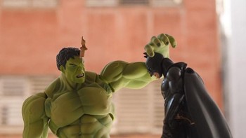 Hulk memarahi Batman. Foto: David Cubero via Sina Mobile