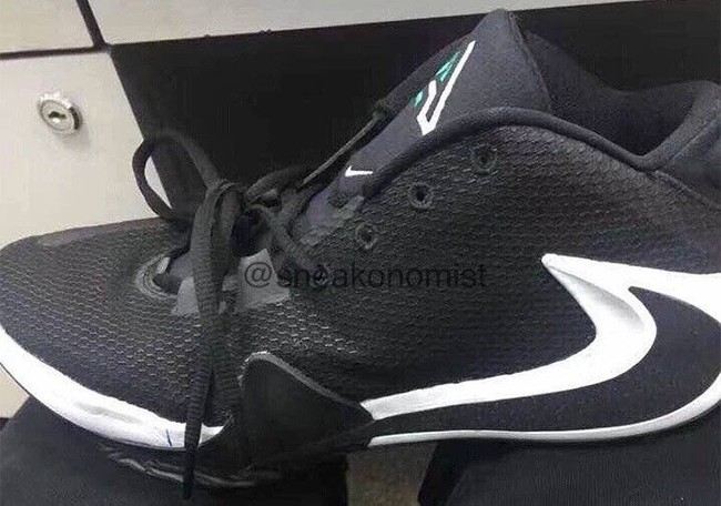 Giannis Antetokounmpo’s Nike Greek Freak 1. Merupakan buah kolaborasi Nike dengan pebasket Giannis Antetokounmpo, sneakers ini menjadi salah satu sneakers yang cukup ditunggu-tunggu, khususnya oleh para pecinta basket. Menurut sneakernews.com, Nike akan merilis sepatu tersebut sekitar medio 2019. (Foto: Dok. Sneakernews)