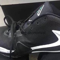 Giannis Antetokounmpo’s Nike Greek Freak 1. Merupakan buah kolaborasi Nike dengan pebasket Giannis Antetokounmpo, sneakers ini menjadi salah satu sneakers yang cukup ditunggu-tunggu, khususnya oleh para pecinta basket. Menurut sneakernews.com, Nike akan merilis sepatu tersebut sekitar medio 2019. (Foto: Dok. Sneakernews)