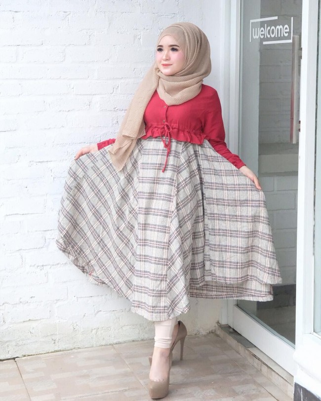 Memiliki gaya yang imut dan gaya hijab girly ternyata menarik banyak perhatian netizen. Kini Herlin memiliki 51,8 ribu followers di Instagram. Foto: Instagram/HerlinKenza