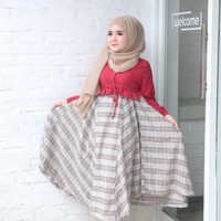 Memiliki gaya yang imut dan gaya hijab girly ternyata menarik banyak perhatian netizen. Kini Herlin memiliki 51,8 ribu followers di Instagram. Foto: Instagram/HerlinKenza