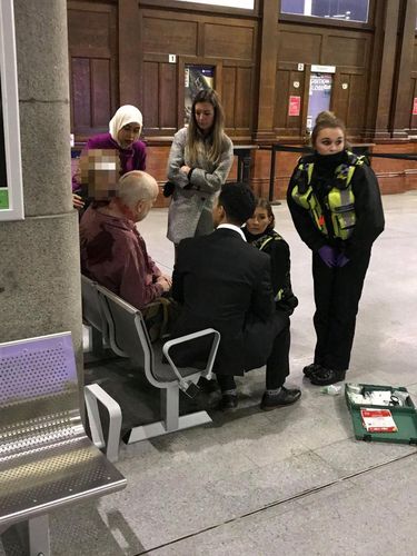 Bantu Korban Penyerangan di Jalanan, Potret Hijabers Ini Viral