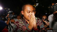 Dia juga tak menjawab terkait disposisi Menpora terkait hibah ini.