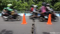 Renggangnya flyover tersebut tentu saja dapat membahayakan para pengendara yang melintas.